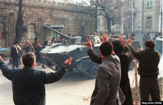 ZumrudPashkin's tweet photo. Commemorate the 30th anniversary of #BlackJanuary, a bloody crackdown by #SovietTroops that failed to stop #Azerbaijan's #IndependenceMovement.
On January 20, 1990, more than 200 people were killed after #SovietSoldiers fired into crowds of peaceful protesters in #Baku & regions. https://t.co/yJntK3MJkK