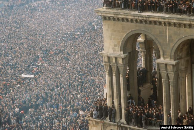 ZumrudPashkin's tweet photo. Commemorate the 30th anniversary of #BlackJanuary, a bloody crackdown by #SovietTroops that failed to stop #Azerbaijan's #IndependenceMovement.
On January 20, 1990, more than 200 people were killed after #SovietSoldiers fired into crowds of peaceful protesters in #Baku & regions. https://t.co/yJntK3MJkK