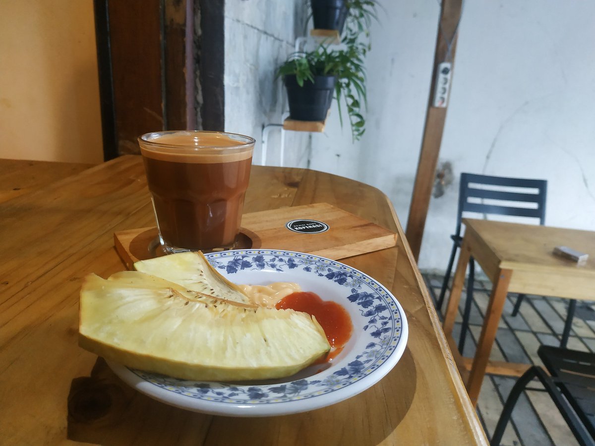 Sore-sore memang cocoknya minum #kopi nih. In frame: Sukoco (Susu Kopi Coklat) khas <a href="/KopiKoperasi/">Kedai Kopi Koperasi</a> dan sukun goreng dari kebunnya <a href="/auntieratih/">Ratih Kusuma</a> :) mari ngopiii #mampang #ngopidimampang
