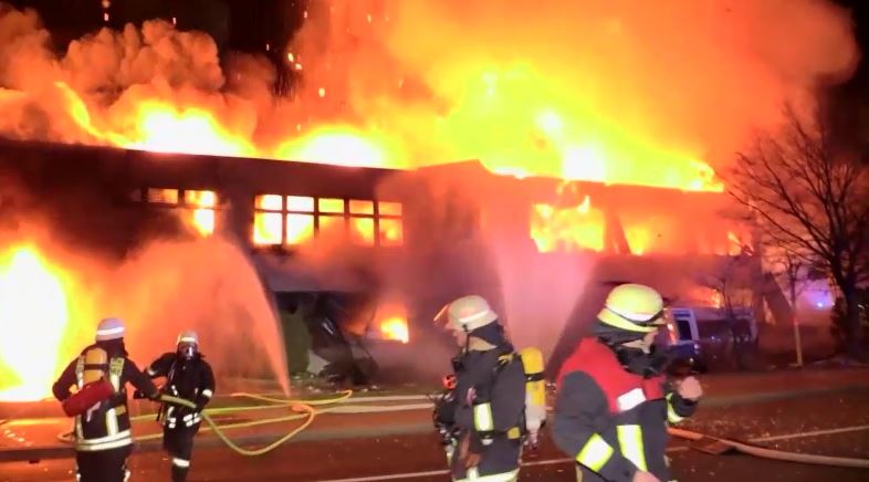 RTLWEST's tweet image. Der 37-jährige #Feuerwehrmann, der nach einer #Explosion in #Düsseldorf lebensgefährlich verletzt wurde, schwebt nicht mehr in #Lebensgefahr. Er liegt weiterhin in der Uni-#Klinik. Bei dem #Brand eines Gebäudekomplexes ist ein Schaden in Millionenhöhe entstanden.