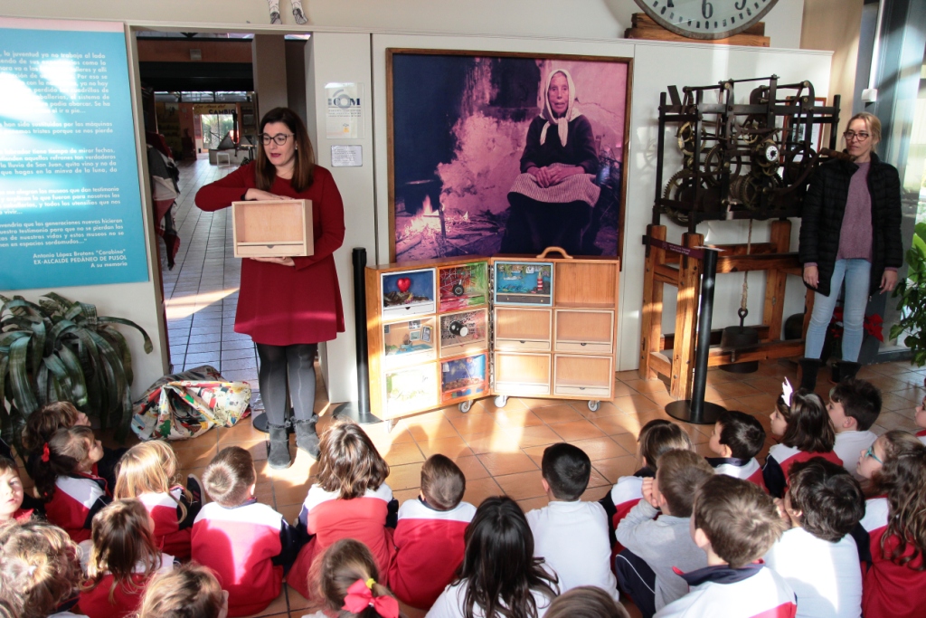MuseoPusol's tweet photo. La profesora del cole #MuseoPusol María José Marroquí nos introduce al proyecto "Musaraña" de @educaTHYSSEN con su maleta viajera en el siguiente post del #blogPusol https://t.co/3iKwr0yFck @museothyssen #museosdeElche #Elche #BigValise #Musaraña #Thyssen #Educathyssen https://t.co/wPx7Y15Xgu
