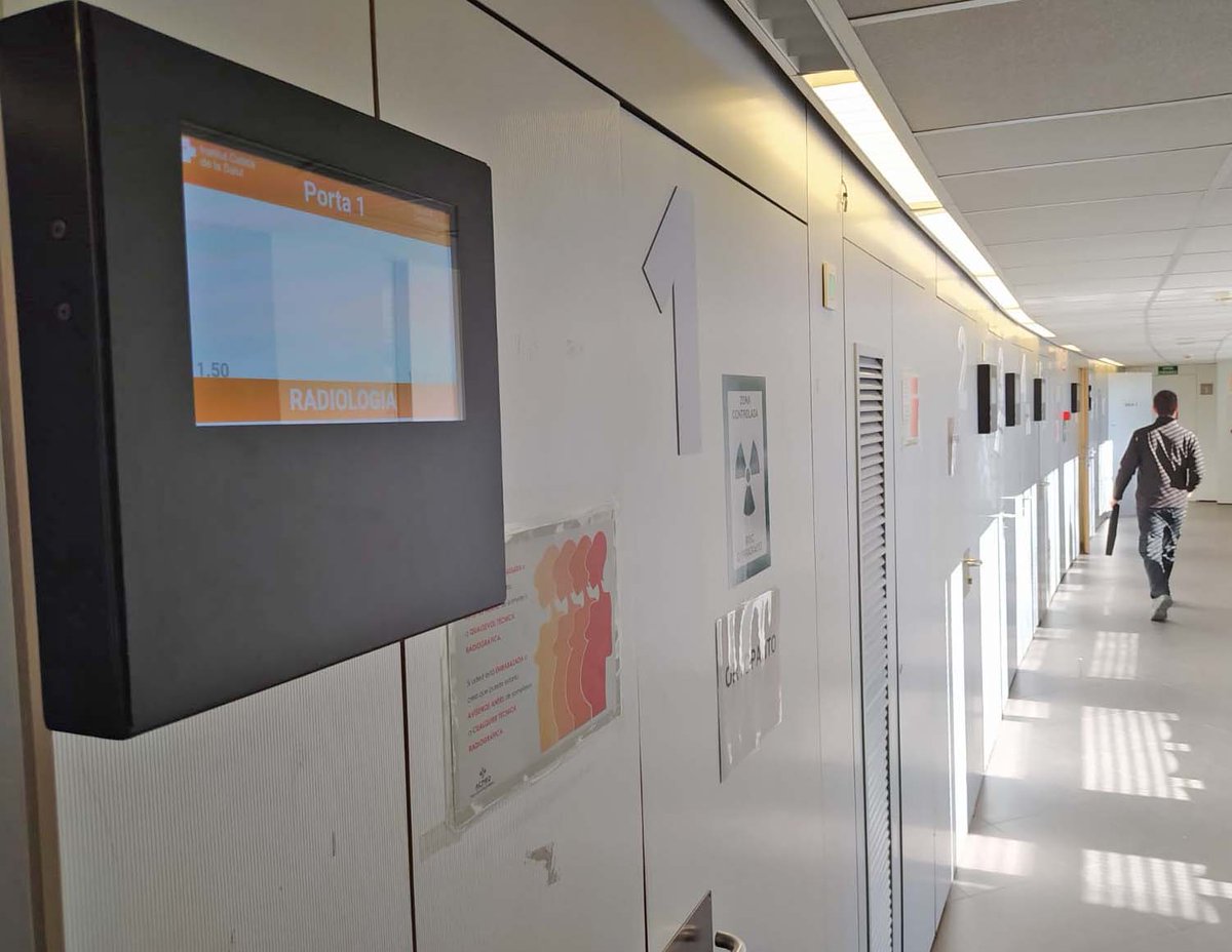 icscatcentral's tweet photo. El servei de Radiologia del #CAPBages #Manresa estrena servei de crida de consultes.
L’usuari va a la pantalla Teseo i tria l'opció “He arribat al centre”, s’imprimeix el tiquet i es dirigeix a la sala d’espera. Se l'avisa pel número a través de les pantalles de les portes 👍👍👍 https://t.co/hJVIVcRLAY