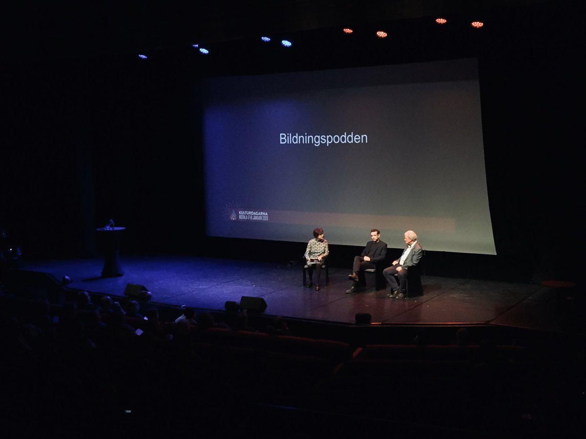 bildningspodden's tweet photo. I höst drar Bildningspodden på Folkets hus-turné! Det blir lokalhistoriska ämnen, valda av föreningarna som vi besöker. @MagnusBremmer gästade Kulturdagarna i Motala och presenterade konceptet för landets samlade Folkets hus-föreningar. @FHP_riks https://t.co/qFG7WS21OI