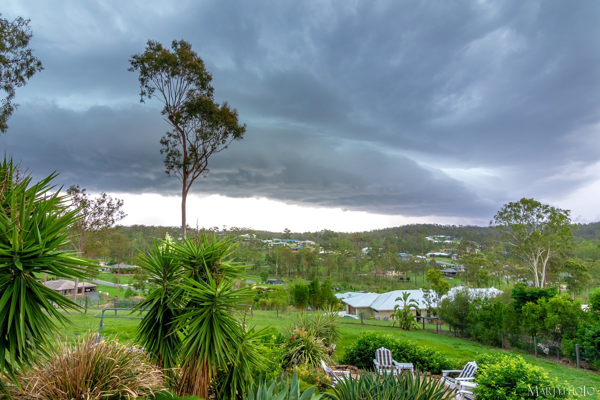 Pics from today's awesome shelf cloud and dump of rain in Mundoolun: marty.photo/severeweather/…