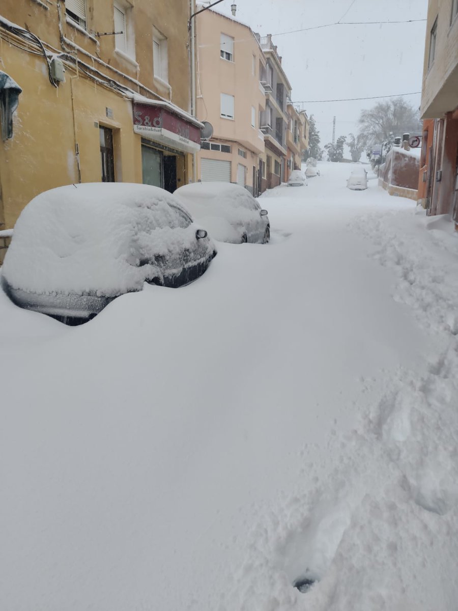 Así están ahora en Banyeres, donde los espesores superan el medio metro en algunas zonas del pueblo. Situación muy delicada en esa zona, y sigue nevando.

📸 Cristobal Ribera.