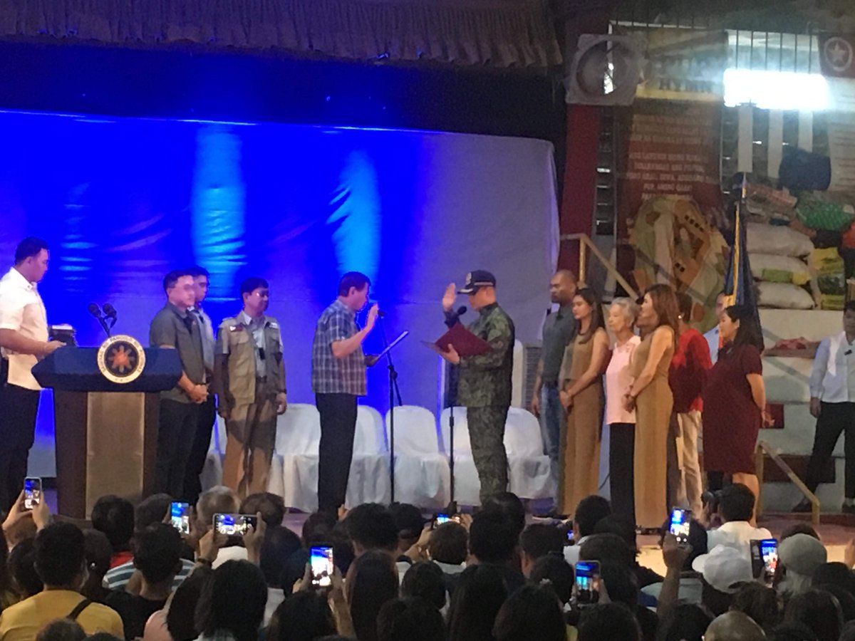 jcdongon's tweet photo. JUST IN:Sa harap ng mga evacuee sa Sto. Tomas Batangas nanumpa kay Pangulong Rodrigo Duterte si Lt. General Archie Gamboa bilang Bagong PNP Chief https://t.co/emL1ZG6BKH