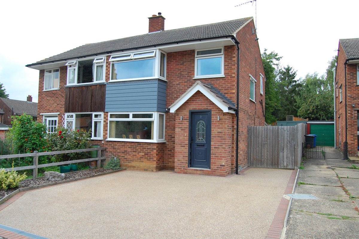 HenryRoseLet's tweet photo. A great 3 bed house to let in North Ipswich. Very well presented, the property has entrance hall, lounge, kitchen/diner, three bedrooms and bathroom. Gas heating, double glazing. Parking. Employed tenants only, No smokers. £925pcm https://t.co/W8ojF2pAG9