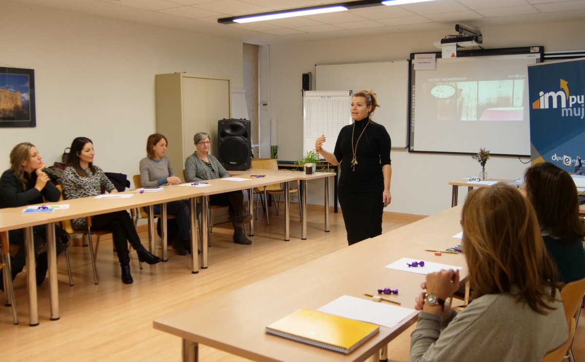 DipuEmplea's tweet photo. 📣Hoy el taller formación colectiva de Impulsa Mujer de @dipuguadalajara  pone en valor el recurso del TIEMPO.

⌚️De la mano de Silvia Prieto estamos analizando la compatibilización de horarios, mejorar la planificación y optimizar nuestro tiempo de cara a nuestro proyecto.⌛️📈 https://t.co/UlrR3gdj3V