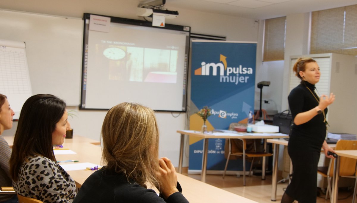 DipuEmplea's tweet photo. 📣Hoy el taller formación colectiva de Impulsa Mujer de @dipuguadalajara  pone en valor el recurso del TIEMPO.

⌚️De la mano de Silvia Prieto estamos analizando la compatibilización de horarios, mejorar la planificación y optimizar nuestro tiempo de cara a nuestro proyecto.⌛️📈 https://t.co/UlrR3gdj3V