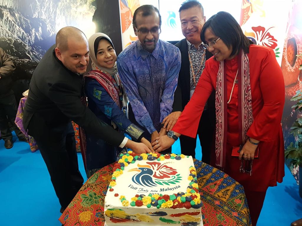 MYEmbHelsinki's tweet photo. Launched the Malaysian booth at the @MatkaTravelFair and Visit Malaysia 2020 in Helsinki, on 16 January 2020. MATKA is the largest Travel Fair in the whole Nordic region and attracts more than 25 000 visitors every year. #Matka2020 #VisitMalaysia2020 https://t.co/9IxtA93Upn