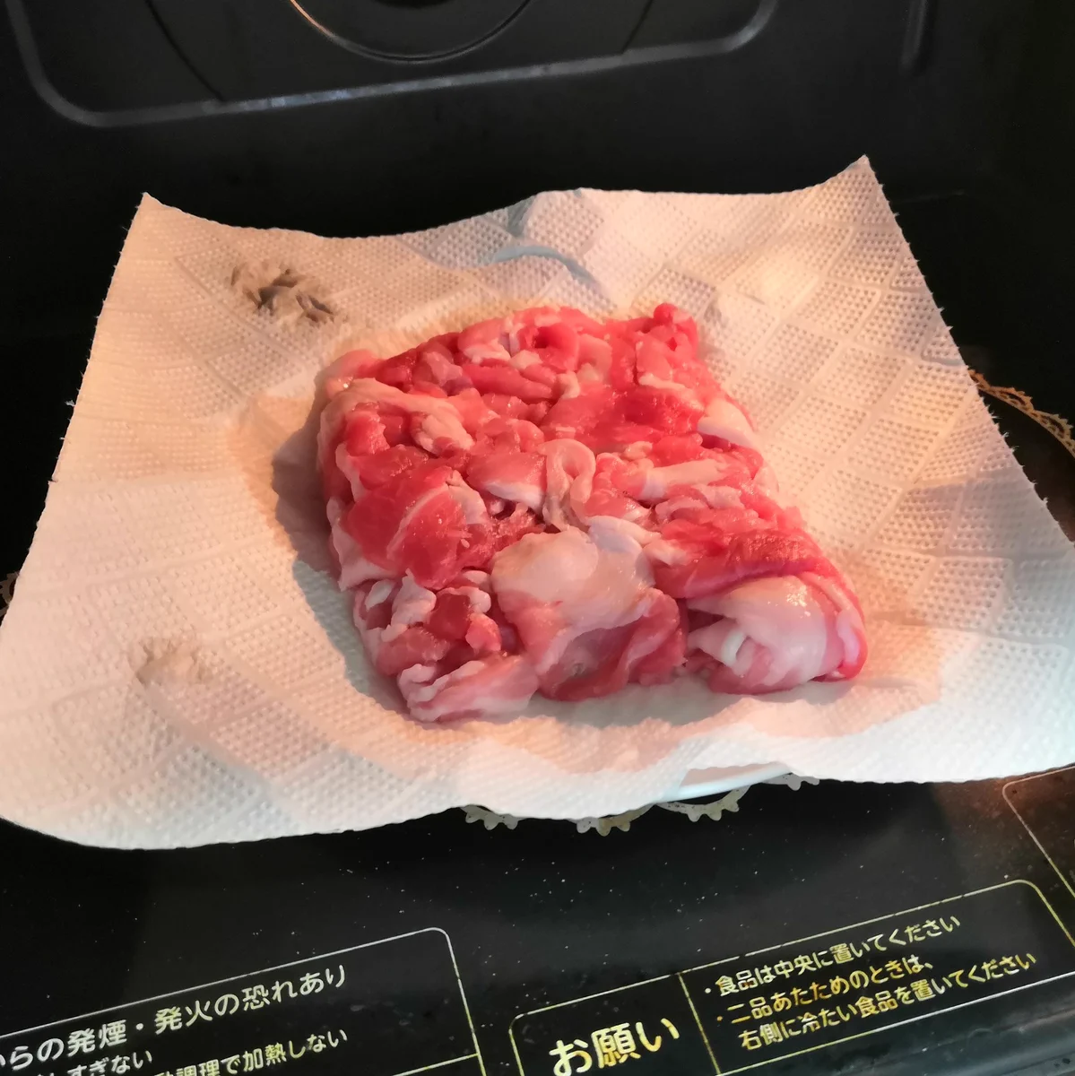 お肉の味が違う！？お肉を解凍するときはラップのままレンジで解凍しない！ラップから外してキッチンペーパーを載せた皿で解凍しよう！