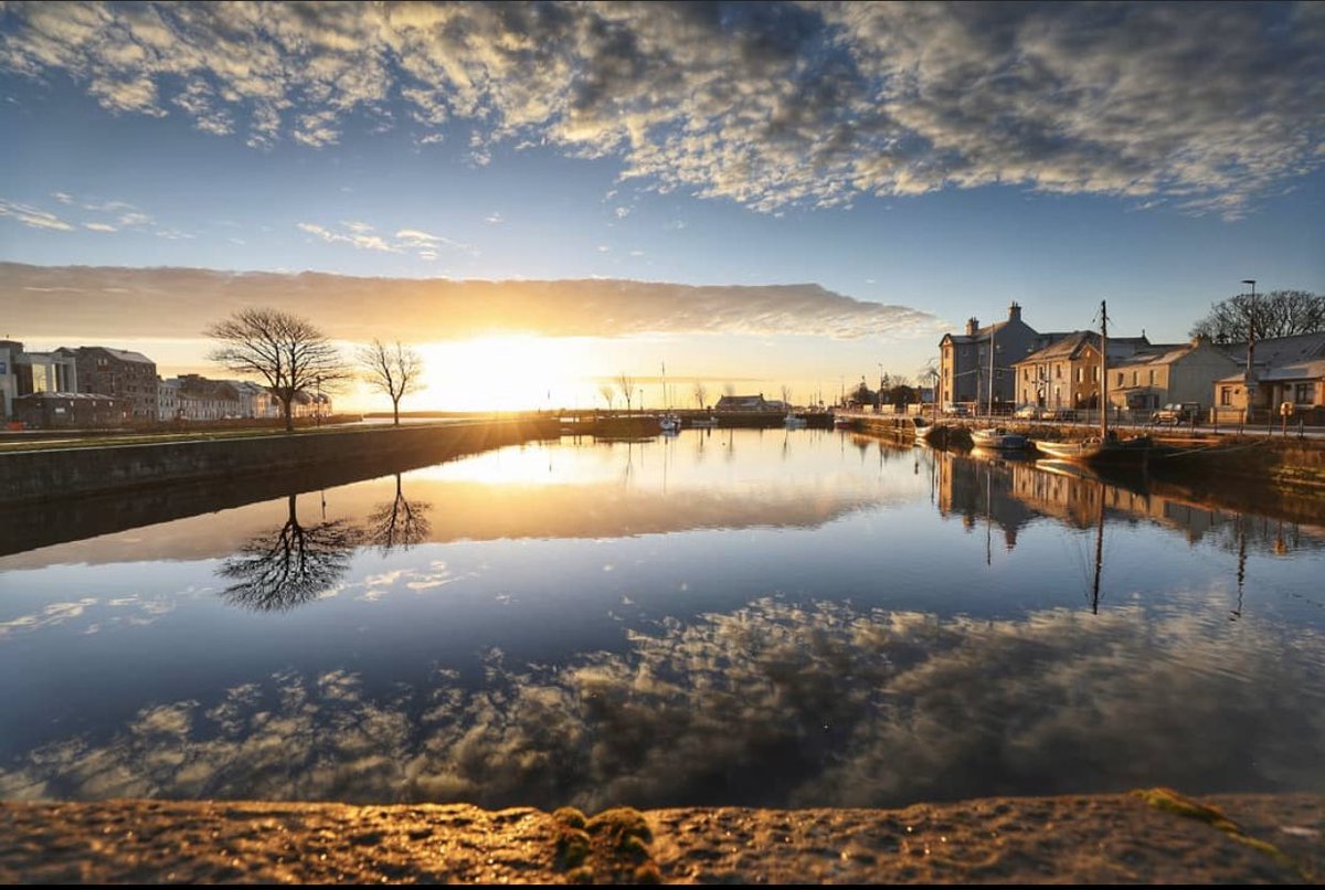 Imagine waking up to this every morning 💛✨ Beautiful winter sunrise captured at the Claddagh by <a href="/ZhangChaosheng/">Chaosheng Zhang</a> 
#claddagh #lovegalway #galwaybay #galway #thisisgalway #sunrise #galway2020 #WildAtlanticWay