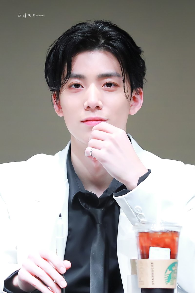 honey_hwiyoung's tweet image. 200110 서교팬싸

#SF9 #에스에프나인 #휘영 #HWIYOUNG #김영균 #フィヨン #GoodGuy #굿가이 @SF9official