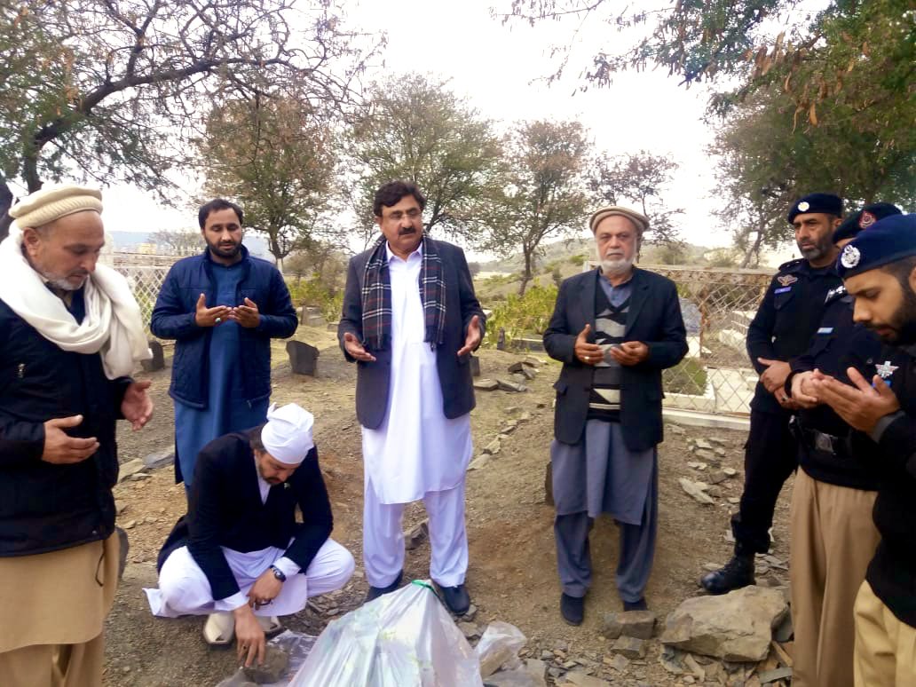 Ali_MuhammadPTI's tweet photo. عوض نور بچی کے بہیمانہ قتل کا وزیراعظم شکایت ونگ سے نوٹس لے لیا ہے اور آج خود جا کر کاکا صاحب نوشہرہ میں بچی کے والد اور دادا سےملاقات کی اور فاتحہ ادا کی
متاثرہ خاندان کے افراد کو حکومت کی طرف سے مکمل تعاون  کی یقین دہانی کروائ۔ 
مبینہ قاتل اور ایک مشتبہ شخص کو گرفتار کیا گیا ہے https://t.co/mCHwJ6KVK4