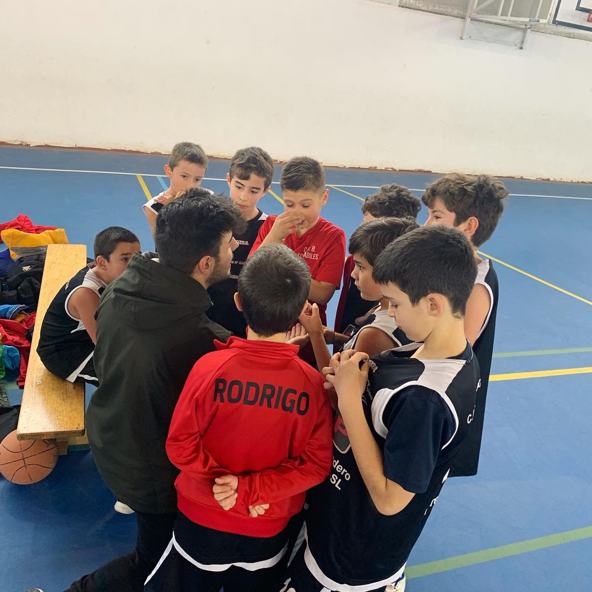 cblosadiles's tweet photo. Resultados cuarta jornada V Torneo Los Adiles:

Adiles A 60 - 10 Leonés San Isidoro
Maristas 46 - 14 Divina Pastora
Leonés Corredera 21 - 20 Leonés Jesús Maestro https://t.co/hPZnL5HRIM