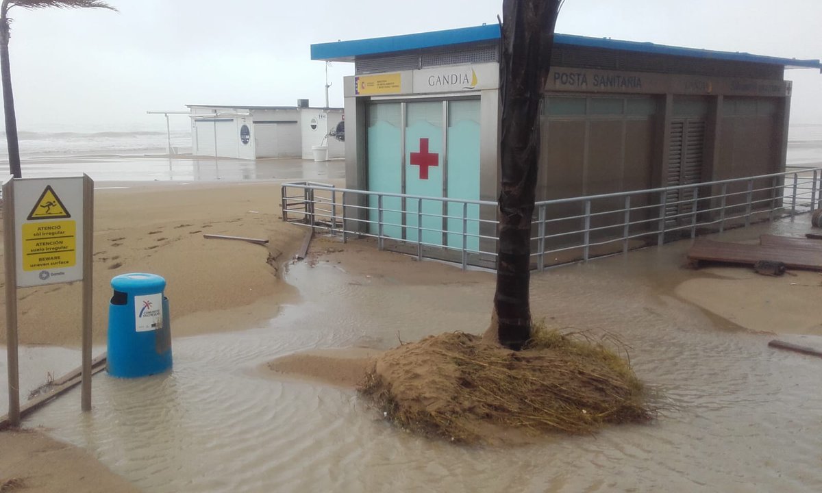 CruzRojaVLC's tweet image. El litoral de #Gandía sufre las consecuencias del #TemporalInvernal. Así están nuestras postas sanitarias de vigilancia y salvamento en playas @CruzRojaEsp