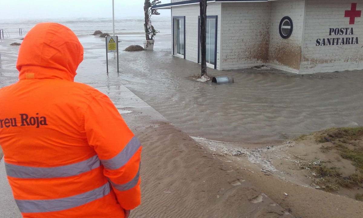 CruzRojaVLC's tweet image. El litoral de #Gandía sufre las consecuencias del #TemporalInvernal. Así están nuestras postas sanitarias de vigilancia y salvamento en playas @CruzRojaEsp