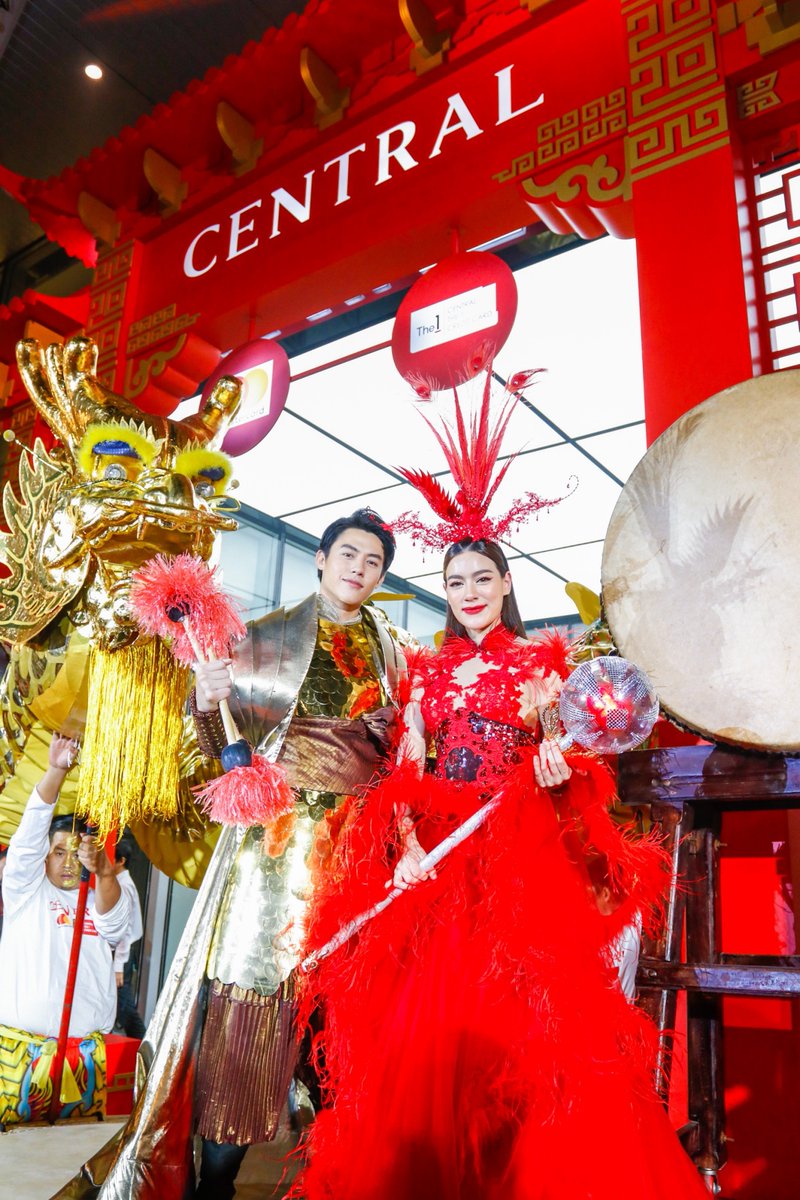 Centralnews's tweet photo. #CentralHappyChineseNewYear2020 พา #หมากคิม มาปรากฏตัวอย่างสง่างามในธีมเทพมังกรและนางพญาหงส์ทอง พร้อมโมเมนต์ชวนฟินและโชว์สุดตระการตา ชมภาพเต็มๆ ที่เพจ Central Department Store

#ตรุษจีน นี้มีกิจกรรมมงคลและโปรดีๆ ตั้งแต่ 20 ม.ค. 63 - 2 ก.พ. 63 ห้ามพลาดนะคะ

#หมากปริญ #คิมเบอร์ลี่ https://t.co/Dtl8j6DLVJ