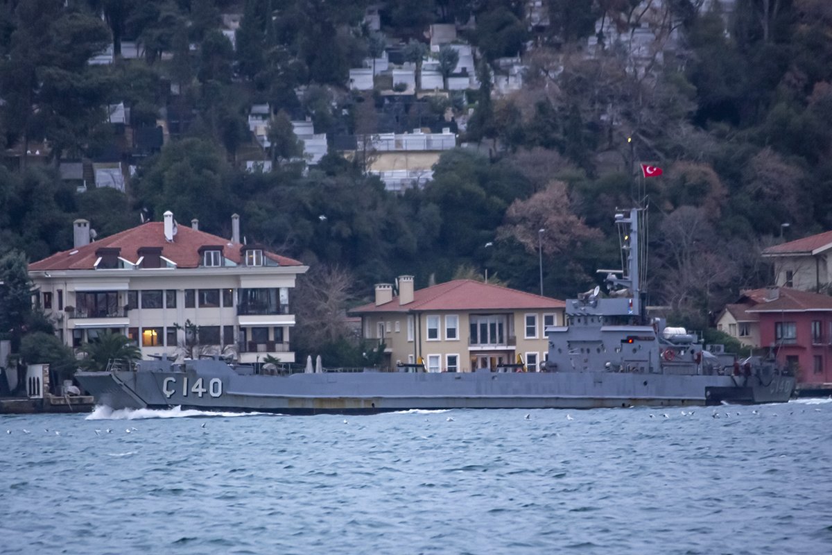 OguzEroguz1's tweet photo. #TurkishNavy's #140class landing craft #Ç140 transits #Bosphorus towards the Black Sea. https://t.co/VP1pPx70oN