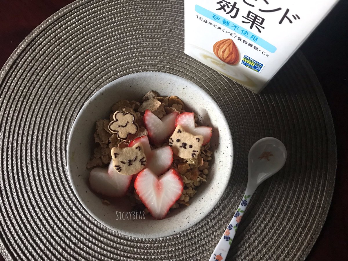 sickybear's tweet photo. สวัสดีคืนวันจันทร์✨
เช้านี้กินกราโนล่า+🍓
เที่ยงกินข้าวปั้น /เต้าหู้ราดซอสผัก/🍍
เห็นรูปเมืองในหมอกแล้วเป็นห่วงทุก ๆ คนที่ไทยมากเลย รักษาสุขภาพให้มาก ๆ ออกไปข้างนอกต้องใส่หน้ากากนะ 😷
คืนนี้นอนหลับฝันดี ✨ นอนให้เต็มอิ่มนะคะ ✨ 
#sickybearff https://t.co/6wIQijsbC0