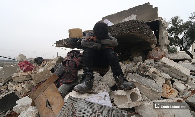 mahmoodtalha22's tweet image. أطفال يبكون أطلال بيتهم الذي دمرته آلة القتل الروسية صباح اليوم في كفر تعال غربي حلب ويبحثون عن زكرياتهم  التي دمرها حقد روسيا

المصدر : عنب بلدي

#TrumpSaveIdlib