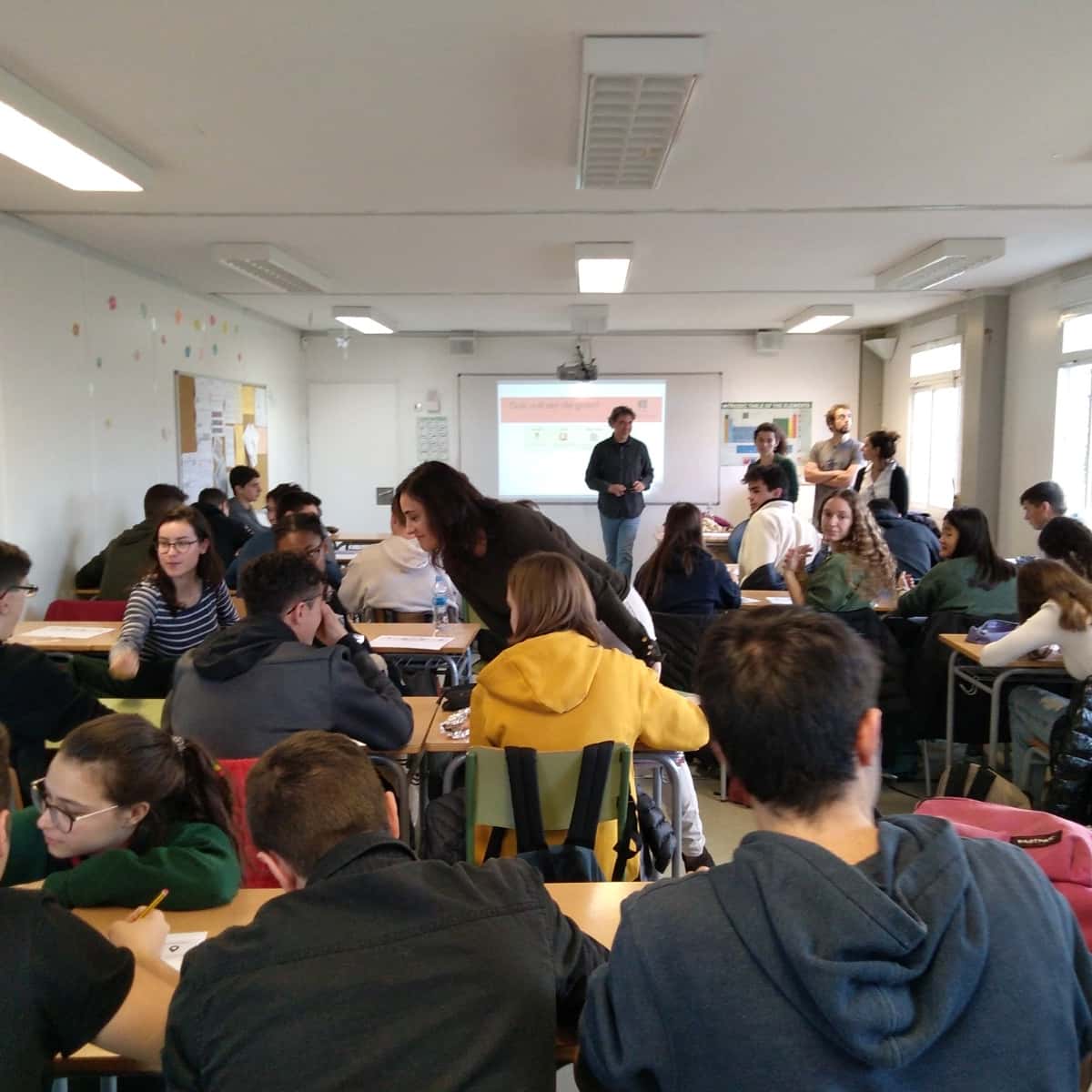 cookingirona's tweet photo. Ara fa un mes vam ser a IES @ajcassa, en una activitat per donar a conèixer casos d'emprenedoria de Cooking als joves del municipi. I van assistir també Joan Casabó, regidor de cultura; i Dolors Roset, tècnica de promoció econòmica. Va ser tor un èxit! #somcooking #canTrinxeria https://t.co/nhezs1XKM0