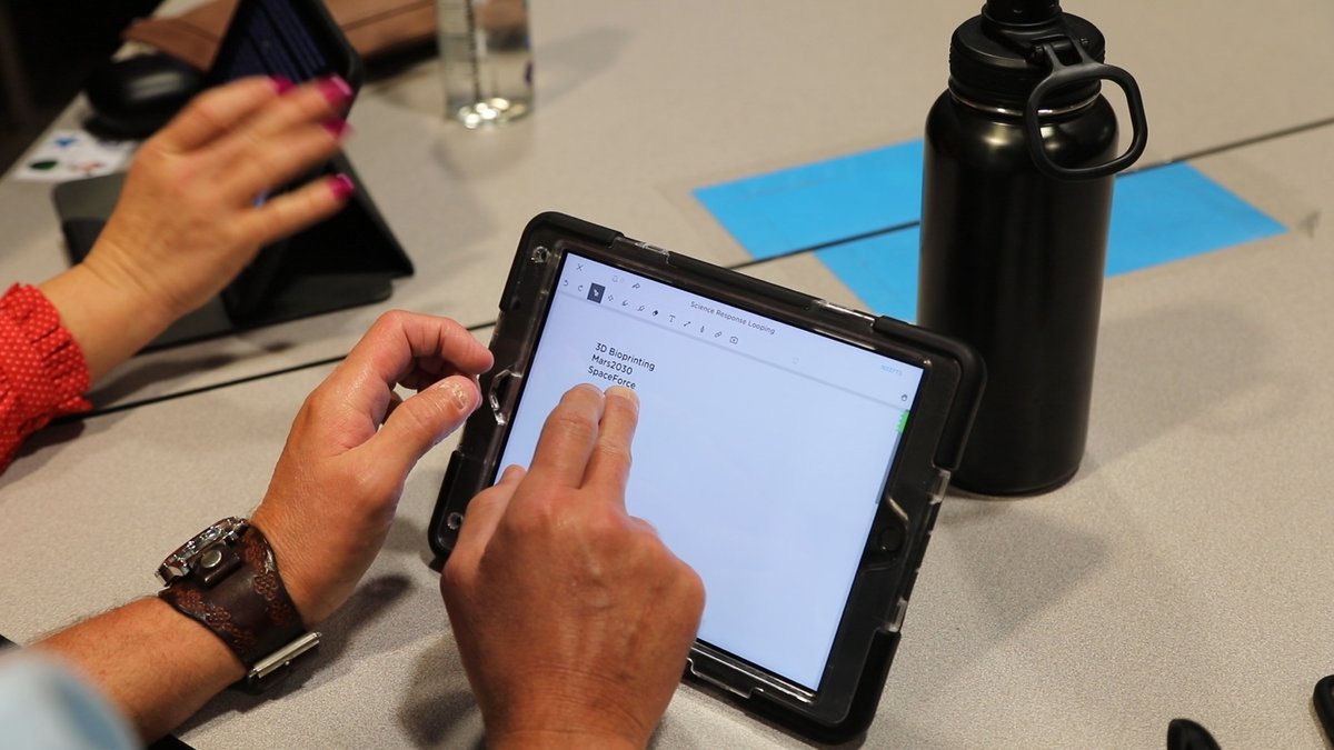 DPISD_Tech's tweet photo. Here we go with round 2! All our teachers are working hard to learn so much more in 2020 #empoweryourlearning #dptech2020 https://t.co/v0sIpLAEwb