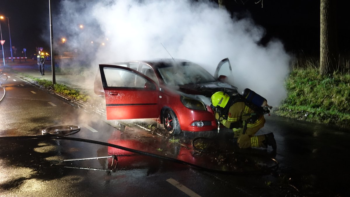 BERKHOUT - Een bestuurder bemerkte zondagochtend tijdens het rijden op de Venneweg dat de auto begon te roken.