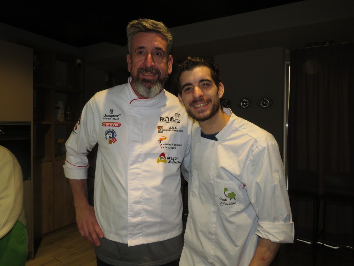 ClubInclucina's tweet photo. 🗣Agradecemos la colaboración voluntaria en esta primera masterclass de tres miembros de @CocinerosAragon junto con el chef formador de @ClubInclucina, @DanielPlou

👨‍🍳Juan Carlos Callejas 
👨‍🍳Germán Fernández (Restaurante Lorigan)
👩‍🍳Julia Mercado (Albergue de Morata) https://t.co/13H6oYj3CO