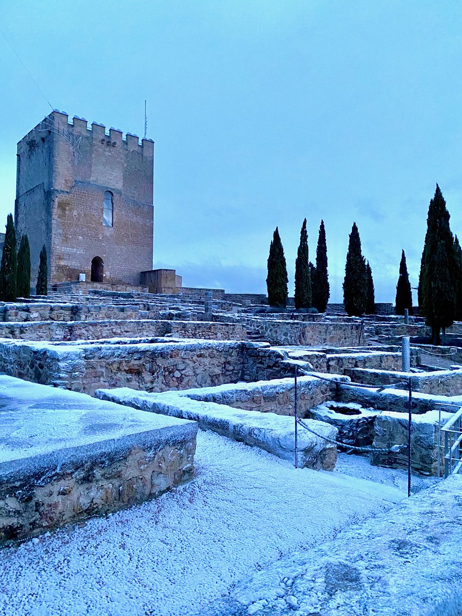 Así ha amanecido hoy la #FortalezaDeLaMota #AlcaláLaReal . La primera nevada del año tiñe de blanco la antigua ciudad amurallada