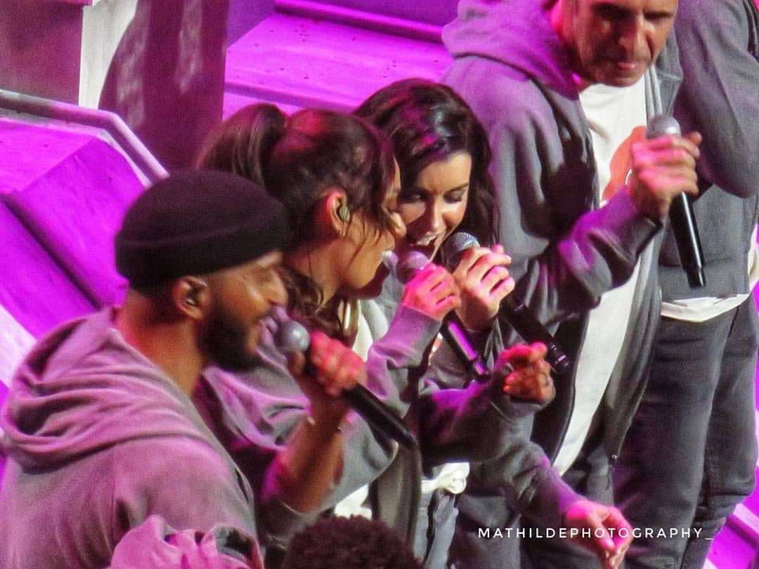 JeniferSource's tweet photo. #Enfoires2020 | Le dernier « Pari(s) des Enfoirés » se tiendra ce soir à l'AccorHotel Arena de Paris.

Les Enfoirés, c'est aussi une belle famille d'artistes qui aiment se retrouver : c'est notamment le cas de @JeniferOfficiel et de son amie @amel_bent, toujours complices 😍 https://t.co/YEDorjkRAe