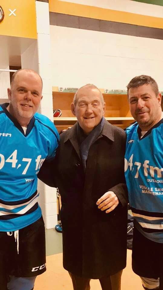Enfin monsieur Charley Henry a accepté d’être honoré pour les années extraordinaires passées à la barre des Olympiques de Hull.   Un match impliquant les étoiles du 104,7 au profit de la fondation Pat Burns.  Un souvenir précieux...  <a href="/1047_FM/">104,7 Outaouais</a>