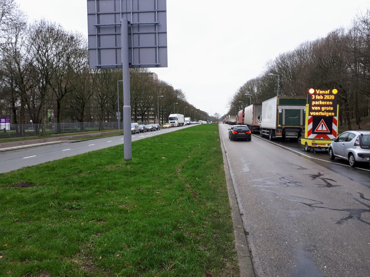 Grote voertuigen mogen vanaf 3 februari niet meer op de Olympiaweg parkeren. De weg wordt heringericht. De regel geldt voor alle voertuigen langer dan 6 meter of hoger dan 2,4 meter. Dit zijn o.a. vrachtwagens, touringcars, grote bestelbussen en campers: bit.ly/36dvRTU