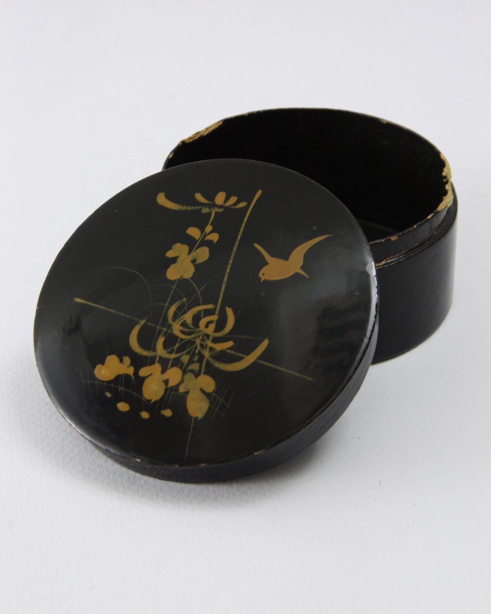 Deze week hebben we weer een aantal nieuwe stukken in de shop vanuit het Amsterdam Pipe Museum. Zoals dit charmante lakdoosje. We voegen dagelijks om 12u nieuwe objecten toe dus blijf de shop in de gaten houden! shop.museumdepotshop.nl/lakdoos.html