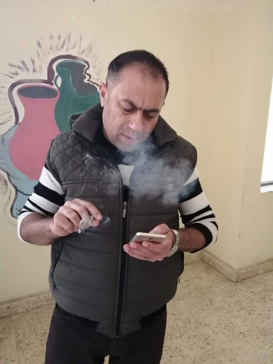 قصائدي: قصاصاتُ ماءٍ مَزَّقتها التوابيتُ، وأنا في غفلةٍ من الطينِ؛ صرتُ سليلَ السيوفِ والرصاص
منذُ أولِ لَوْحٍ ارتدتني قمصانٌ تصوَّفَت بالخيبة
حمائمي: دُمًى، وأجنحتُها مصابةٌ برتابةِ الريش
مُدّي مآذنكِ سيدتي وامنحيني لغةً تفتحُ أبوابَ الرقصِ لثعابينِ وساوسي

 رقصة النيكوتين 2011