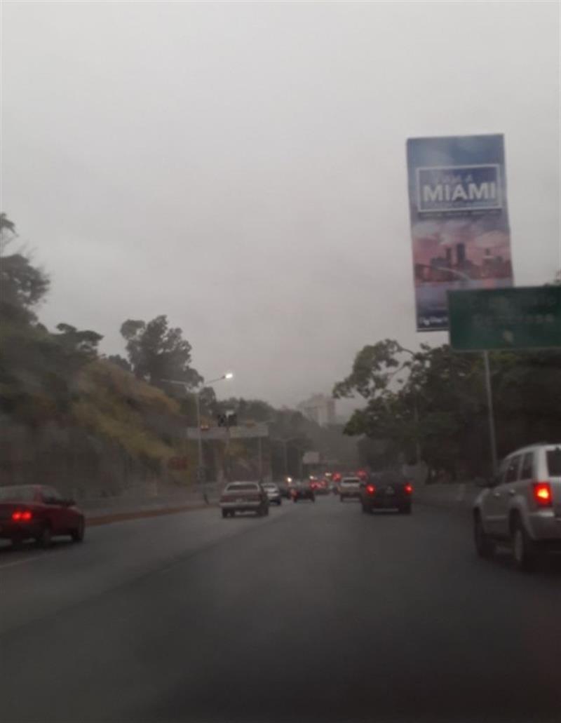 Autopista Prados del Este - Afluencia vehicular sentido Centro a la altura de C.C Concresa por pavimento húmedo 07:18 #TrafficCenter