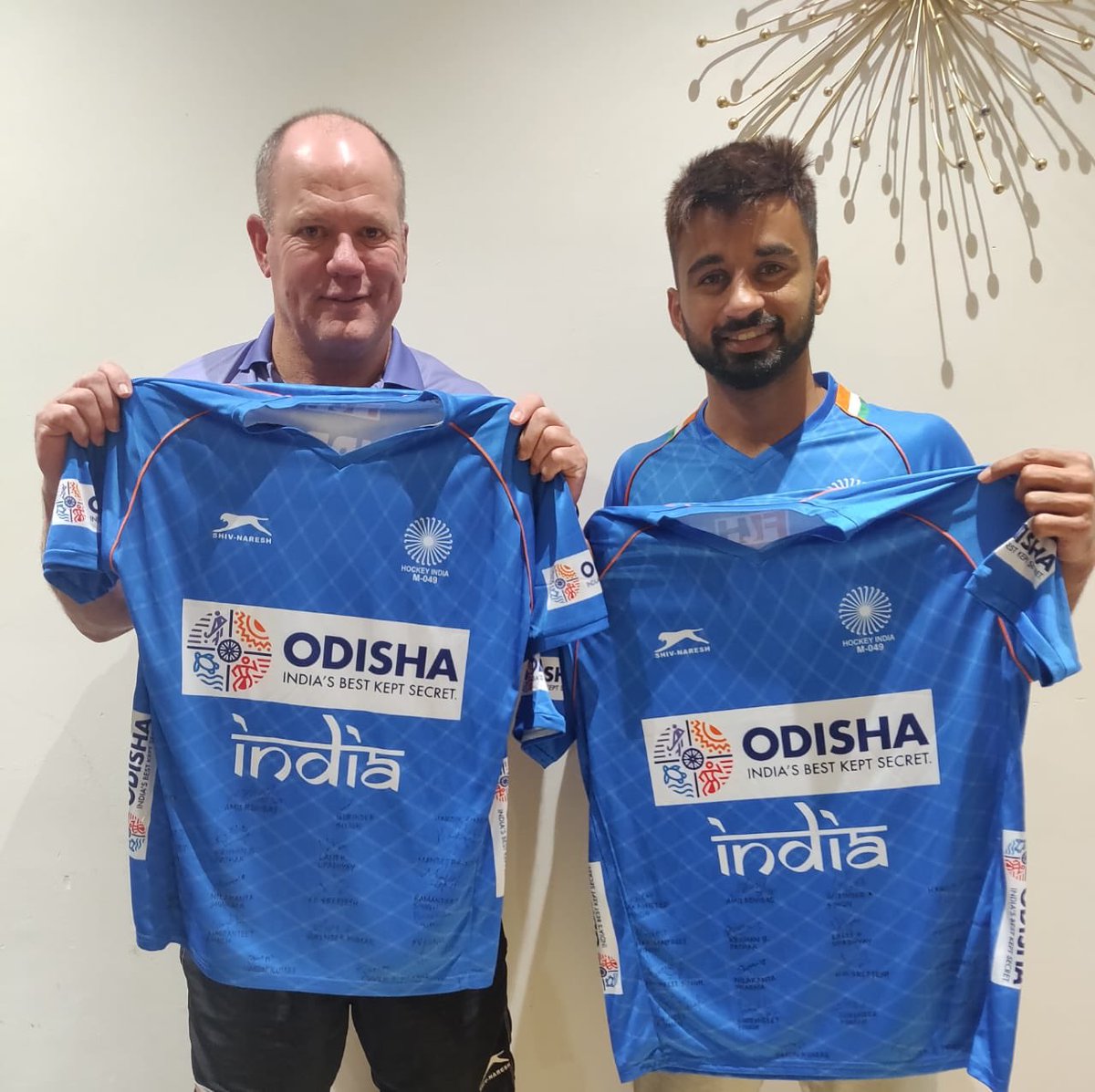 AkashRai_'s tweet photo. #HockeyIndia ने ऑस्ट्रेलिया में आग से प्रभावित लोगों की मदद के लिए दिया दान..
#HindusthanSamachar #NewsAlert #SportsNews @TheHockeyIndia #WildFires #Donating #25000USDolar #PlayerSigned #Jersey #Auction #StandingInSolidarity @HockeyAustralia #IndiaKaGame
https://t.co/R5ghw4vNdi https://t.co/Y8tbg00LqE