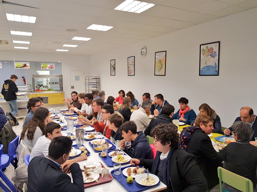 lfsevilla's tweet photo. Tras la primera sesión de trabajo del #CVLSevilla, los alumnos recargan energías en nuestro comedor antes de iniciar los talleres de tarde. ¡Buen provecho!
#ConseilVieLyceene #encuentrointernacional #idiomas #olimpismo #multiculturalismo https://t.co/L8FdBRDfZV
