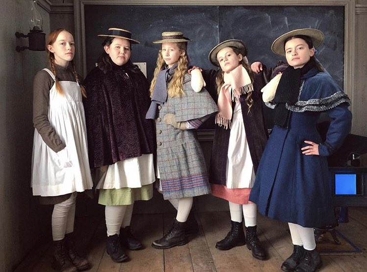 AwaePortugal's tweet photo. Isso é uma ordem! 
Elas não estão para brincadeiras!
Ahaha digam se não são uns amores? 😍

Queremos AnnE de volta ❤️
#AnnewithaneE https://t.co/wpUUnHi8IU