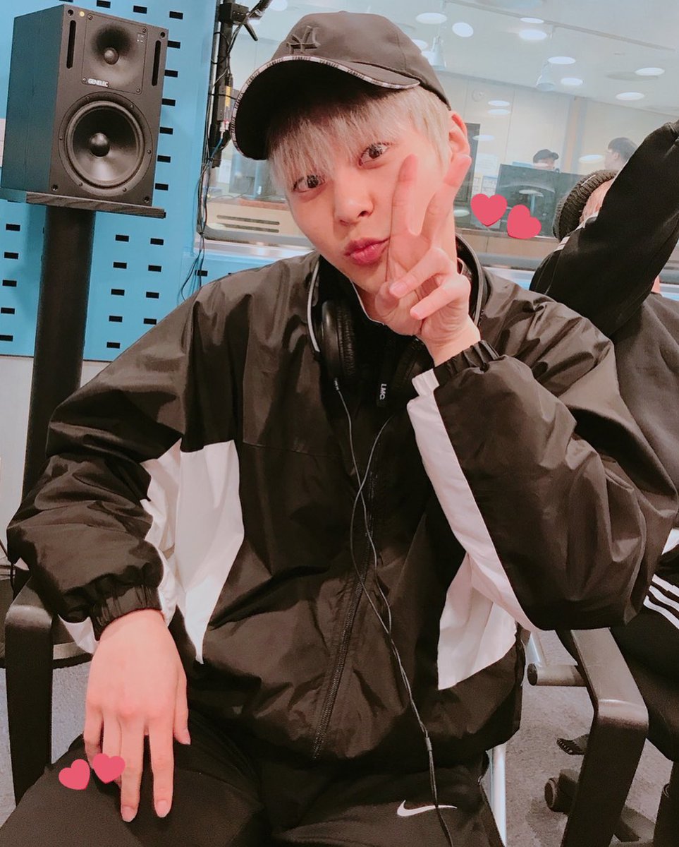 UnbleachedXiu99's tweet photo. Xiumin hand synchronization [THREAD] https://t.co/IsodxHSmOW