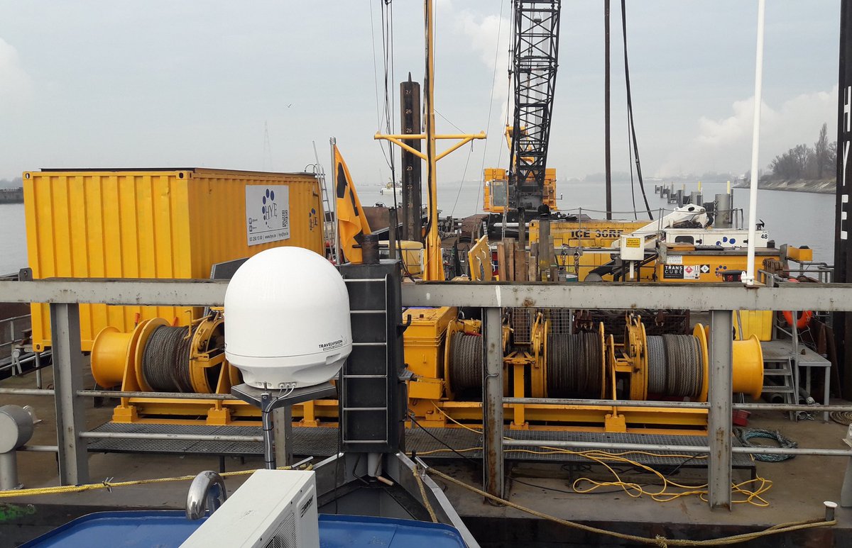SimonSailing's tweet photo. SimonSailing is nu ook SimonSchippert of SimonStuurt. Superleuke nieuwe uitdagingen met grootvaarbewijs. Maar zo groot als vandaag heb ik niet dagelijks voor de boeg. #duwboot #werkponton #1000pk #caterpillar #havens #Antwerpen #hye #bestgroot #opletten ! https://t.co/CNKWbNbNlU