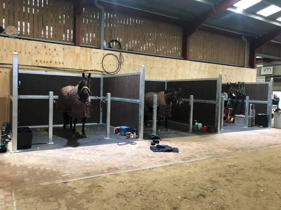 StablesOnline1's tweet photo. Last weeks return to fit full height hay racks to our Premium Range installation near Gloucester now that the sealed and bonded matting has been finished. Looking great and a very very happy customer. Thank you Matt Frost and Adam Kemp from AM Dressage! #Stables #dressage https://t.co/3OLYfdxLar