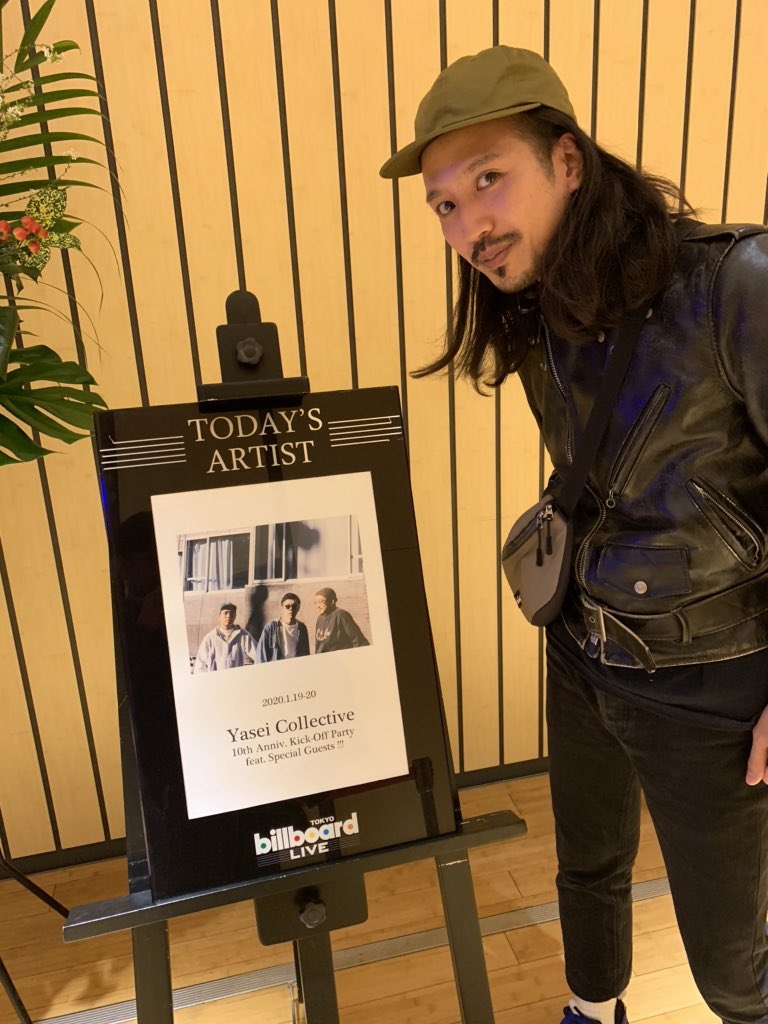 PEOPLEZ1107's tweet photo. 本日はビルボードライブ東京にてyaseicollectiveのLIVEを観に来ております。

今日の席は演ってる方が緊張するんじゃないかと思うくらいとんでもなく近いです‼︎

ステージとテーブルくっついてますwww

PEOPLEZ  ドラム  ゴウ

#PEOPLEZ
#yaseicollective
#ビルボードライブ東京 https://t.co/8OWFIqVNkl