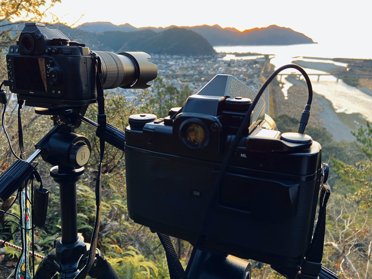 gen_the_beast's tweet photo. 久し振りにバケペンにフィルムを装填しプチ登山
#バケペン #pentax67 #67II https://t.co/1MqB9Eb7sF