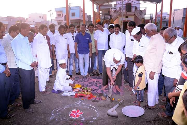 चिंचगव्हाण येथे हनुमान मंदिराच्या भूमिपूजन संपन्न झाले यावेळी उपस्थित जि प सदस्य प्रकाशराव गवते व्हाईस चेअरमन अर्जुन नाईकनवरे सरपंच प्रकाशराव शिंदे पत्रकार पांडुरंग उगले राम आबुज रतन राव सोळंके