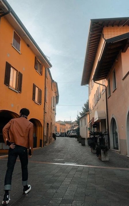 KSunshinenini's tweet photo. aesthetically pleasing posts from zkdlin: Milan diaries #KAI #카이 https://t.co/6AeplWuQRO