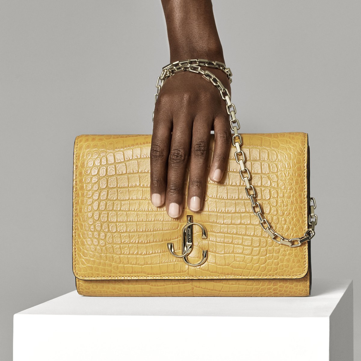 jimmychoo's tweet photo. Bring the sunshine with you this spring with the croc embossed VARENNE CLUTCH in ocra #JCCollection
https://t.co/eNogQ88tHo https://t.co/o0UY6AdR26