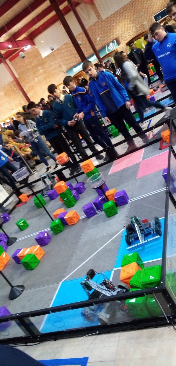 vexrobotics_kcs's tweet image. Great win in first game 12-4 #DellCitVex