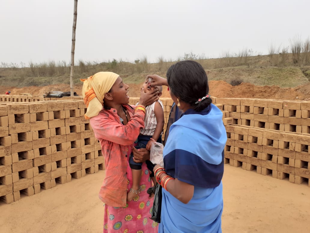 pulsepolio's tweet photo. ଇଟାଭାଟି ରେ ଅନ୍ୟ ରାଜ୍ୟରୁ ଆସିଥିବା ଶିଶୁ ଙ୍କ ପାଖରେ ଯେତେବେଳେ ଆମ ଟିମ ପହଞ୍ଚି ଦୁଇ ବୁନ୍ଦା ପୋଲିଓ ଖୁଆଏ ଆତ୍ମ ସନ୍ତୋଷ ଲାଗେ :ଏଭଳି ଜାତୀୟ ଟୀକାକରଣ କାର୍ଯ୍ୟ ରେ ଭାଗିଦାର ହେବାକୁ।

ଛବି: #ଗୋଡିବନ୍ଧ ସ୍ୱାସ୍ଥ୍ୟ କେନ୍ଦ୍ର ଅନ୍ତର୍ଗତ କିଛି ଅଞ୍ଚଳରୁ (ଗୋଷ୍ଠୀ ଚିକିତ୍ସା ଅଧିକାରୀ ଉପସ୍ଥିତ) https://t.co/wyWEO9LQGw
