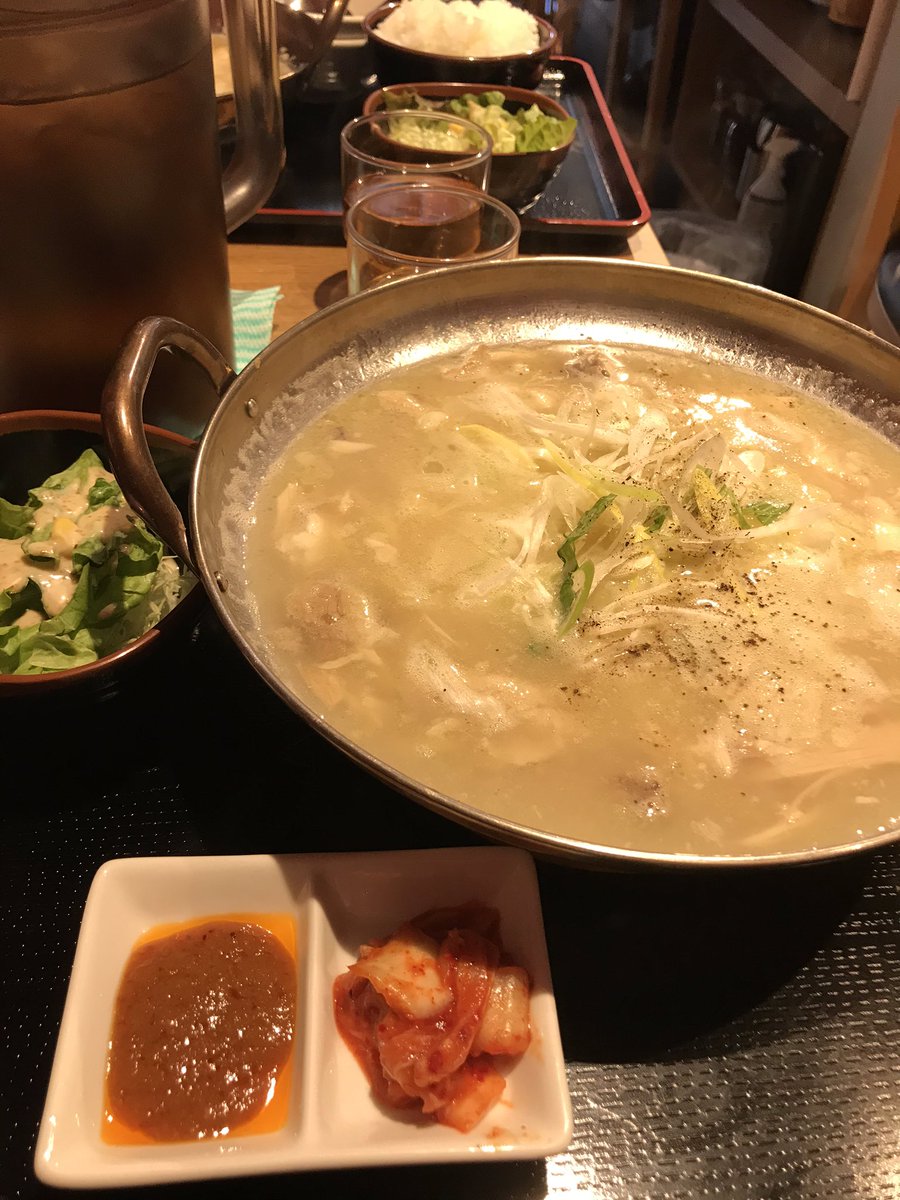cumaronia's tweet photo. 参鶏湯ランチ
鶏白湯風に濃厚
ラーメン入り
でもゴハン別の方が自分のペースで食べられるからいいかも
#田町ランチ　#サムゲタン #参鶏湯　#鳥一代はなれ https://t.co/RjnQ396DzF